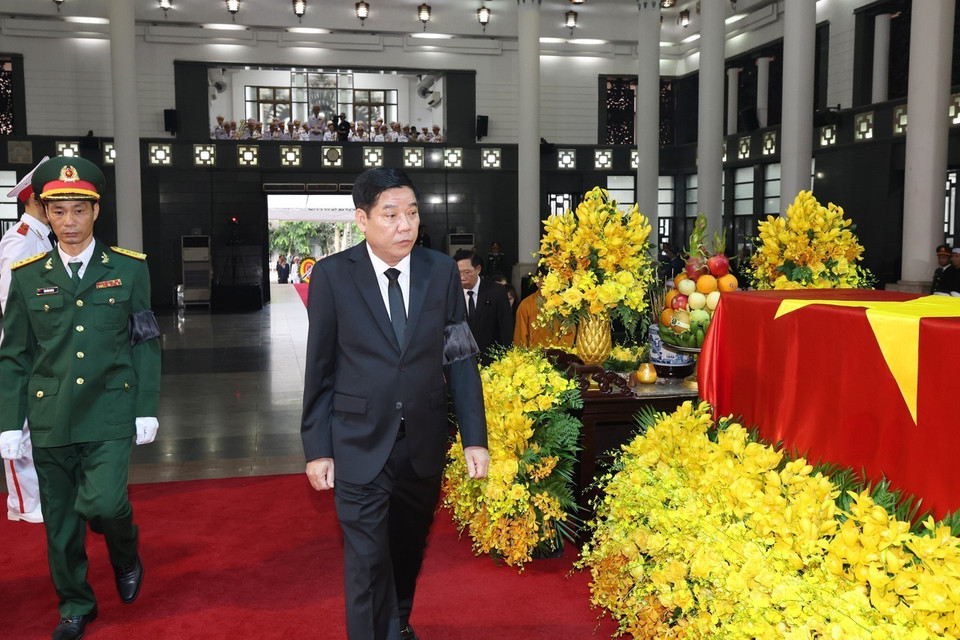 Đoàn tỉnh Bắc Giang viếng Tổng Bí thư Nguyễn Phú Trọng. (Ảnh: TTXVN)