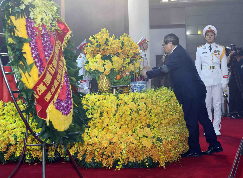 Đồng chí Phạm Minh Chính, Ủy viên Bộ Chính trị, Thủ tướng Chính phủ thay mặt Đoàn Chính phủ dâng hương tưởng niệm trước linh cữu Tổng Bí thư Nguyễn Phú Trọng. (Ảnh: TTXVN)