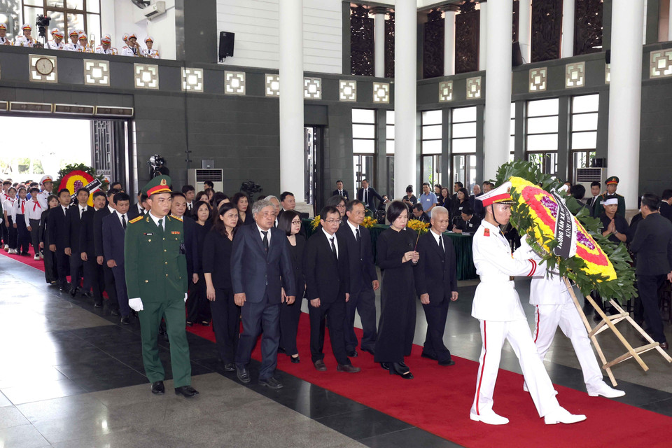 Đoàn Thông tấn xã Việt Nam do đồng chí Vũ Việt Trang, Bí thư Đảng ủy, Tổng Giám đốc làm Trưởng đoàn, kính viếng Tổng Bí thư Nguyễn Phú Trọng. (Ảnh: TTXVN)