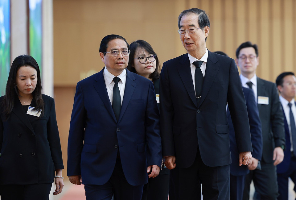 Thủ tướng Phạm Minh Chính tiếp Thủ tướng Hàn Quốc Han Duck Soo. (Ảnh: Dương Giang/TTXVN)