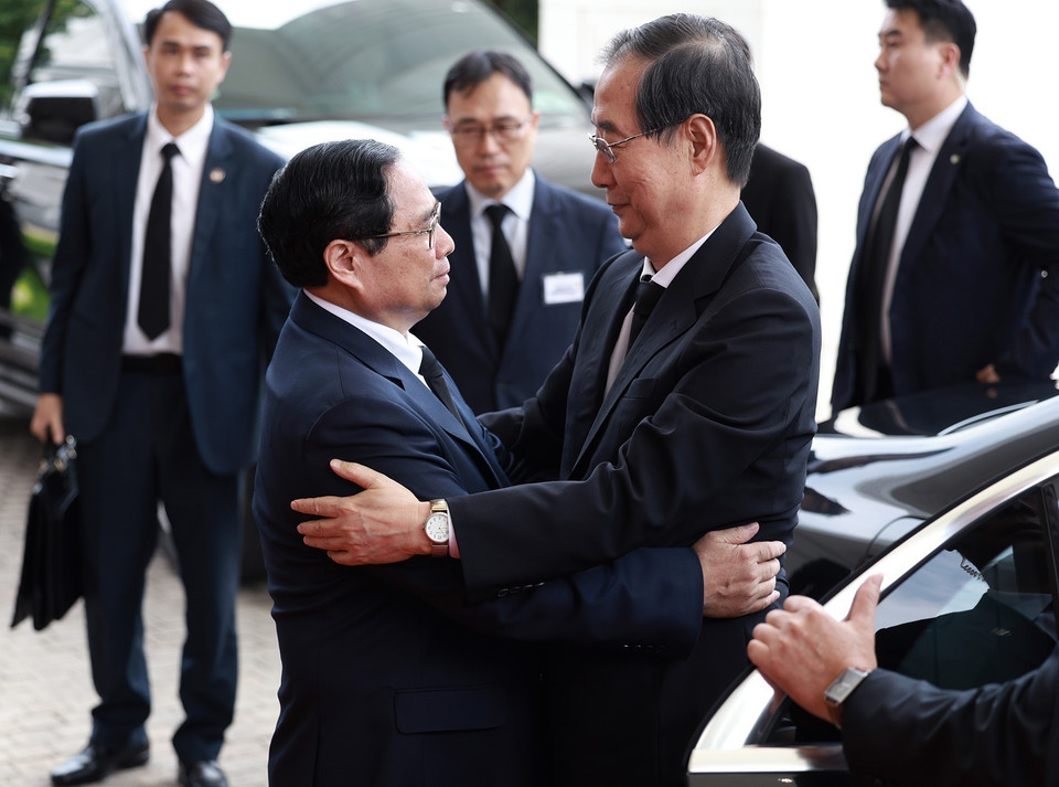 Thủ tướng Phạm Minh Chính tiếp Thủ tướng Hàn Quốc Han Duck Soo. (Ảnh: Dương Giang/TTXVN)