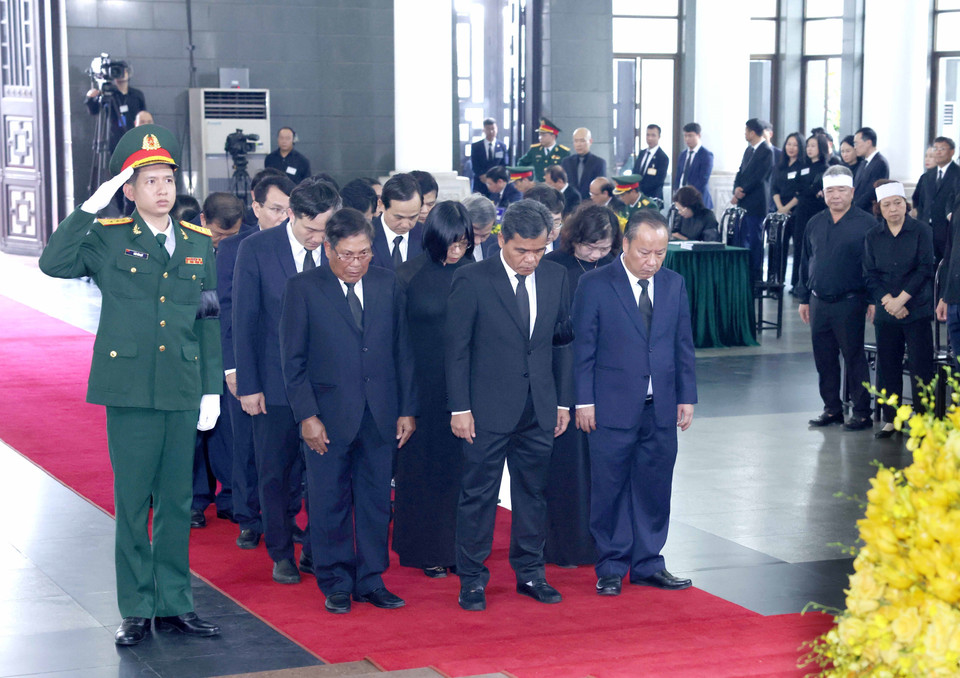 Đoàn tỉnh Gia Lai kính viếng Tổng Bí thư Nguyễn Phú Trọng. (Ảnh: TTXVN)