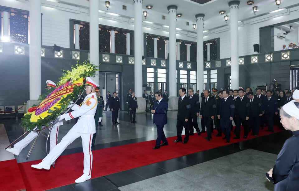 Đoàn Chính phủ do đồng chí Phạm Minh Chính, Ủy viên Bộ Chính trị, Thủ tướng Chính phủ làm Trưởng đoàn, kính viếng Tổng Bí thư Nguyễn Phú Trọng. (Ảnh: TTXVN)