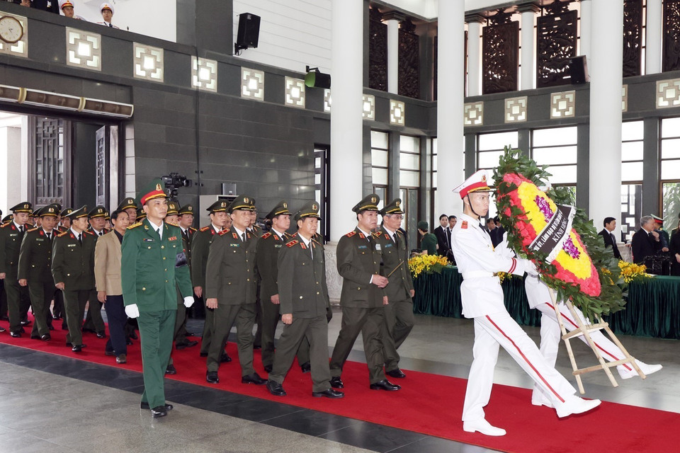 Đoàn Bộ Tư lệnh Cảnh vệ viếng Tổng Bí thư Nguyễn Phú Trọng. (Ảnh: TTXVN)