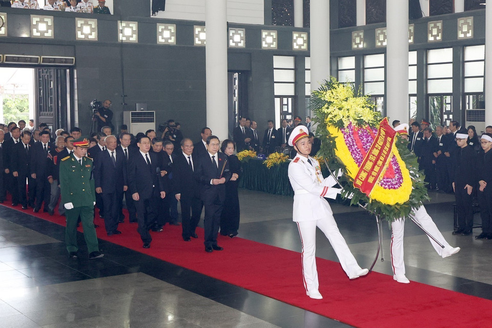 Đoàn Quốc hội do đồng chí Trần Thanh Mẫn, Ủy viên Bộ Chính trị, Chủ tịch Quốc hội làm Trưởng đoàn, kính viếng Tổng Bí thư Nguyễn Phú Trọng. (Ảnh: TTXVN)