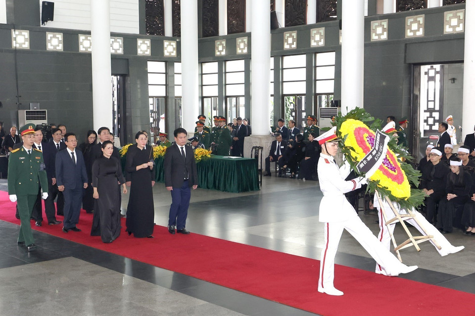 Đoàn đại biểu tỉnh Quảng Ngãi viếng Tổng Bí thư Nguyễn Phú Trọng. (Ảnh: TTXVN)