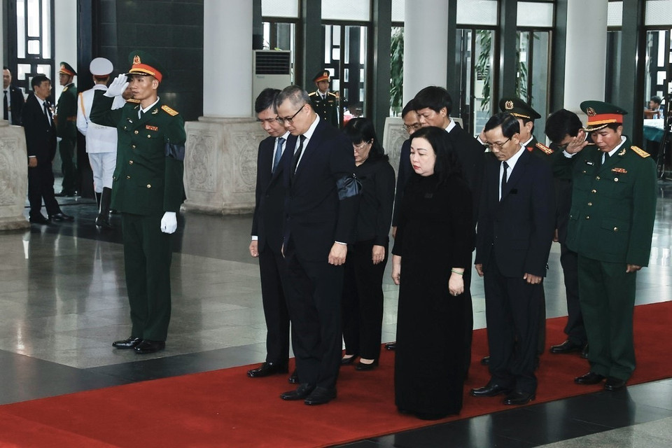 Đoàn tỉnh Phú Yên viếng Tổng Bí thư Nguyễn Phú Trọng. (Ảnh: TTXVN)