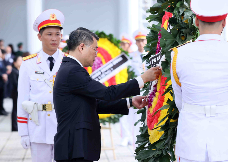 Đoàn Ban Tổ chức Trung ương do đồng chí Lê Minh Hưng, Ủy viên Bộ Chính trị, Bí thư Trung ương Đảng, Trưởng Ban Tổ chức Trung ương làm Trưởng đoàn, kính viếng Tổng Bí thư Nguyễn Phú Trọng. (Ảnh: TTXVN)