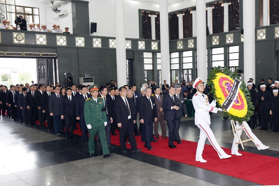 Đoàn Ban Tổ chức Trung ương do đồng chí Lê Minh Hưng, Ủy viên Bộ Chính trị, Bí thư Trung ương Đảng, Trưởng Ban Tổ chức Trung ương làm Trưởng đoàn vào kính viếng đồng chí Nguyễn Phú Trọng. (Ảnh: TTXVN)