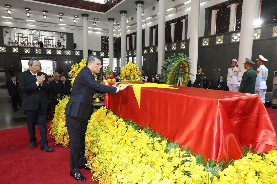Đoàn Ban Tổ chức Trung ương do đồng chí Lê Minh Hưng, Uỷ viên Bộ Chính trị, Bí thư Trung ương Đảng, Trưởng Ban Tổ chức Trung ương làm Trưởng đoàn vào kính viếng đồng chí Nguyễn Phú Trọng. (Ảnh: TTXVN)
