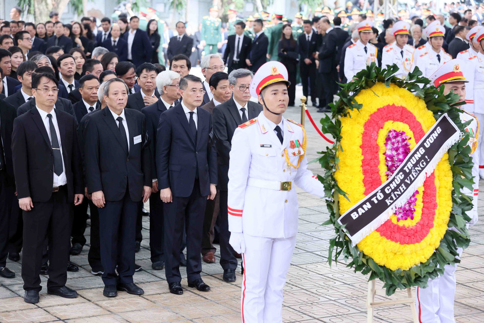 Đoàn Ban Tổ chức Trung ương do đồng chí Lê Minh Hưng, Ủy viên Bộ Chính trị, Bí thư Trung ương Đảng, Trưởng Ban Tổ chức Trung ương làm Trưởng đoàn, viếng Tổng Bí thư Nguyễn Phú Trọng. (Ảnh: TTXVN)