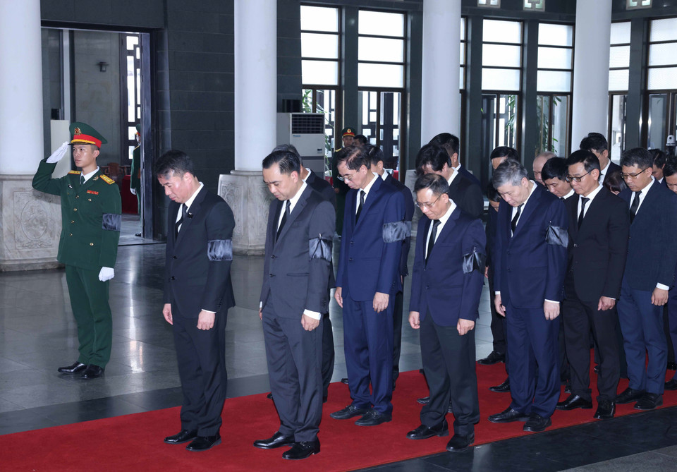 Đoàn Bảo hiểm Xã hội Việt Nam viếng Tổng Bí thư Nguyễn Phú Trọng. (Ảnh: TTXVN)