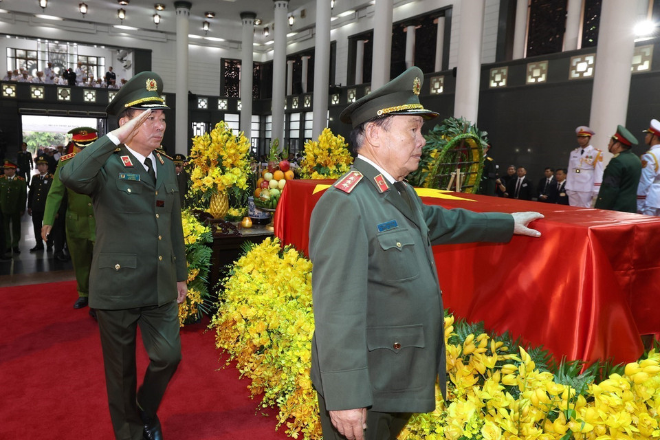 Đoàn Đảng ủy Công an Trung ương - Bộ Công an do Thượng tướng Lương Tam Quang, Ủy viên Trung ương Đảng, Bí thư Đảng uỷ Công an Trung ương, Bộ trưởng Bộ Công an làm Trưởng đoàn vào kính viếng đồng chí Nguyễn Phú Trọng. (Ảnh: TTXVN)