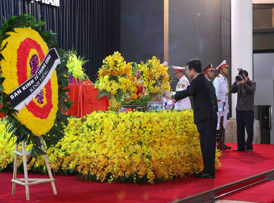 Đồng chí Nguyễn Duy Hưng, Phó Trưởng Ban điều hành Ban Kinh tế Trung ương viếng Tổng Bí thư Nguyễn Phú Trọng. (Ảnh: TTXVN)