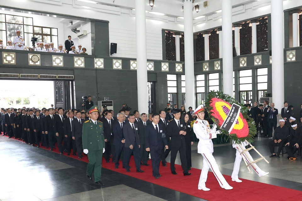 Đoàn Văn phòng Trung ương Đảng do đồng chí Nguyễn Duy Ngọc, Ủy viên Trung ương Đảng, Chánh Văn phòng Trung ương làm Trưởng đoàn vào kính viếng Tổng Bí thư Nguyễn Phú Trọng. (Ảnh: TTXVN)