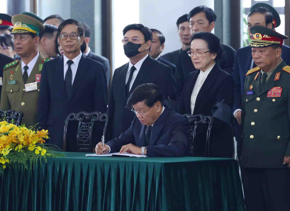 Tổng Bí thư, Chủ tịch nước Lào Thongloun Sisoulith và Phu nhân cùng Đoàn đại biểu cấp cao Đảng, Nhà nước Lào viếng Tổng Bí thư Nguyễn Phú Trọng và ghi sổ tang. (Ảnh: TTXVN)