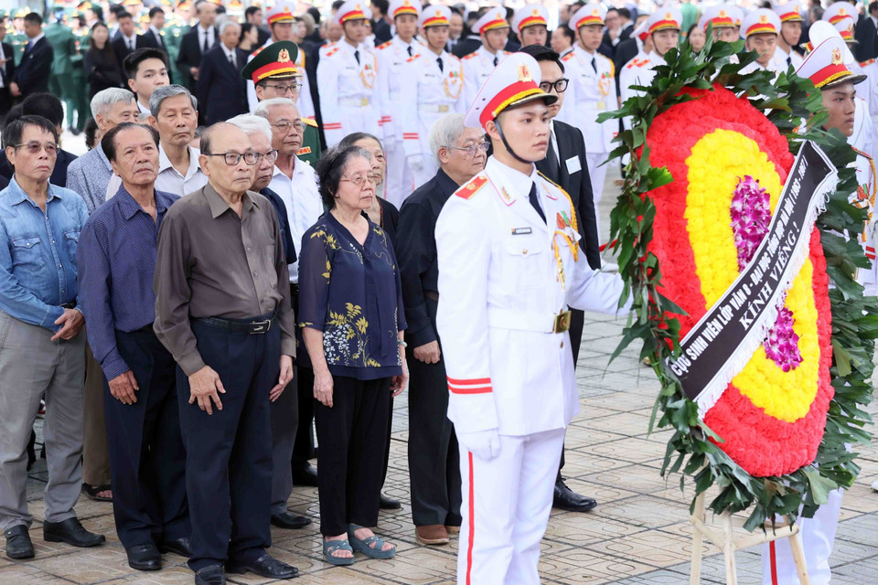 Đoàn cựu sinh viên lớp Văn khóa 8 (1963-967) Trường Đại học Tổng hợp viếng Tổng Bí thư Nguyễn Phú Trọng. (Ảnh: TTXVN)