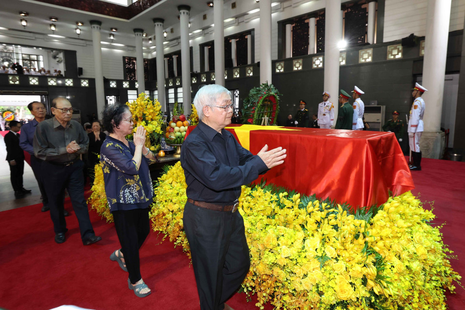 Đoàn cựu sinh viên lớp Văn khóa 8 (1963-1967) Trường Đại học Tổng hợp Hà Nội kính viếng đồng chí Nguyễn Phú Trọng. (Ảnh: TTXVN)