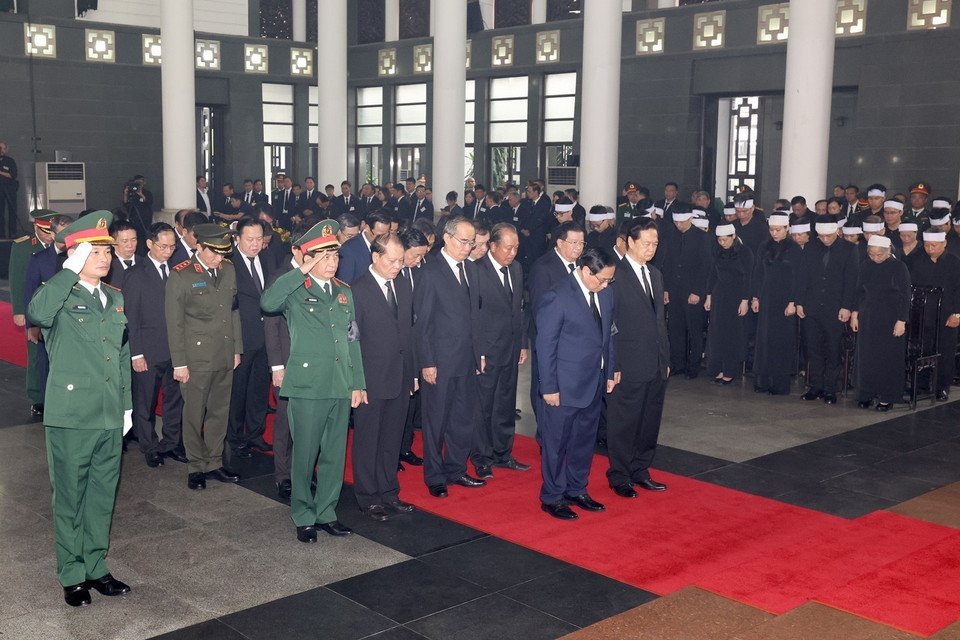 Đoàn Chính phủ do đồng chí Phạm Minh Chính, Ủy viên Bộ Chính trị, Thủ tướng Chính phủ làm Trưởng đoàn, kính viếng Tổng Bí thư Nguyễn Phú Trọng. (Ảnh: TTXVN)