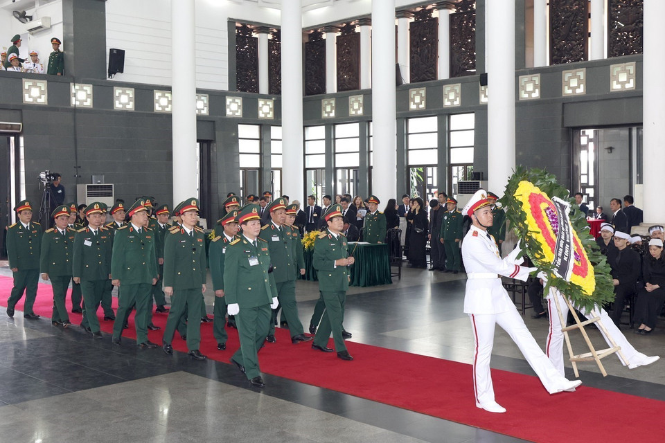 Đoàn Bộ Tổng Tham mưu Quân đội Nhân dân Việt Nam do Thượng tướng Nguyễn Tân Cương, Ủy viên Trung ương Đảng, Ủy viên Thường vụ Quân ủy Trung ương, Tổng Tham mưu trưởng làm trưởng đoàn viếng Tổng Bí thư Nguyễn Phú Trọng. (Ảnh: TTXVN)