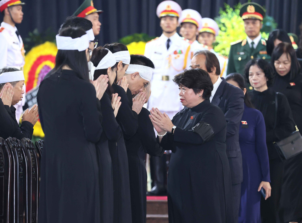 Đoàn Ủy ban Xã hội của Quốc hội do Chủ nhiệm Ủy ban Nguyễn Thúy Anh làm Trưởng đoàn chia buồn với gia quyến Tổng Bí thư Nguyễn Phú Trọng. (Ảnh: TTXVN)