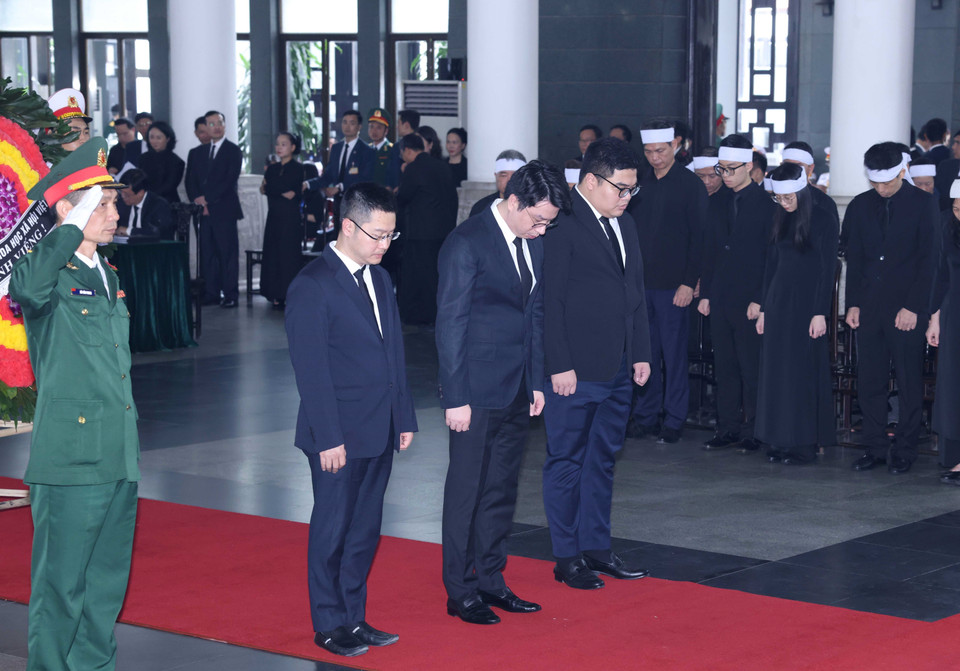 Gia đình cố Chủ tịch nước Trần Đại Quang kính viếng Tổng Bí thư Nguyễn Phú Trọng. (Ảnh: TTXVN)