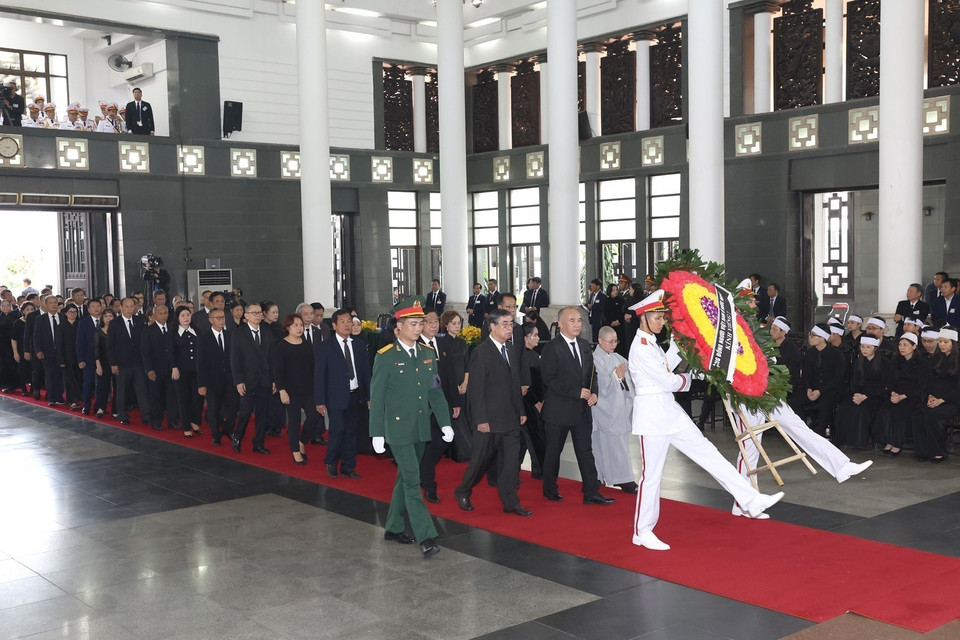 Cộng đồng người Việt Nam ở nước ngoài kính viếng Tổng Bí thư Nguyễn Phú Trọng. (Ảnh: TTXVN)