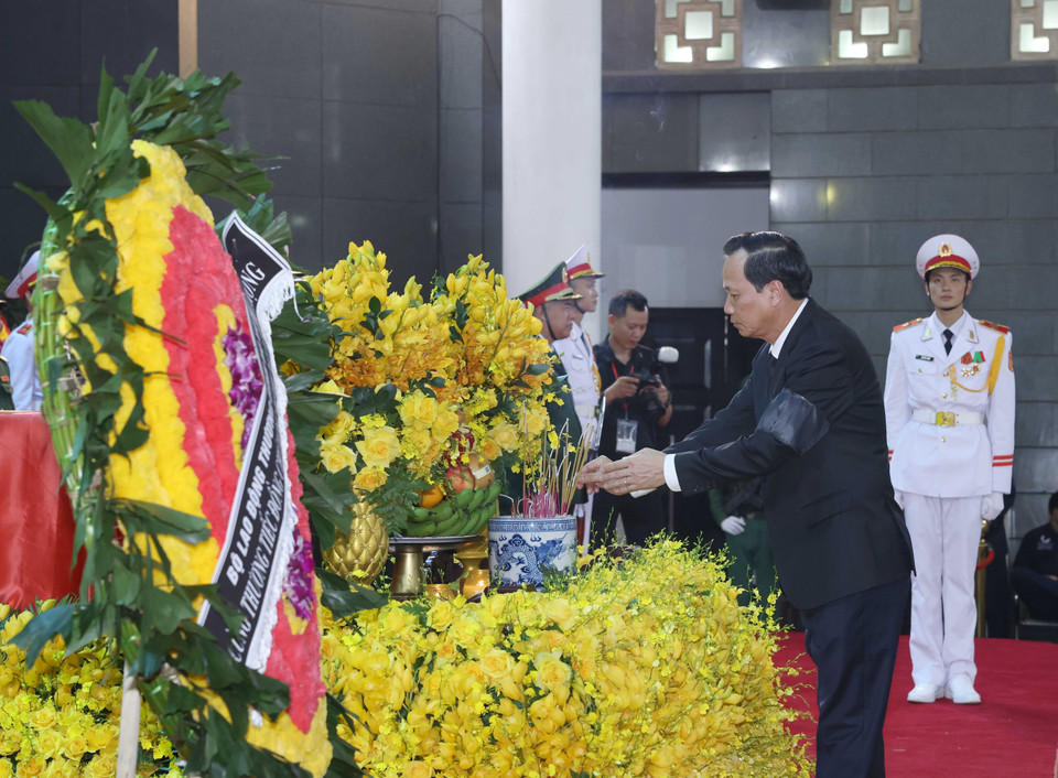 Ủy viên Trung ương Đảng, Bộ trưởng Bộ Lao động, Thương binh và Xã hội Đào Ngọc Dung viếng Tổng Bí thư Nguyễn Phú Trọng. (Ảnh: TTXVN)