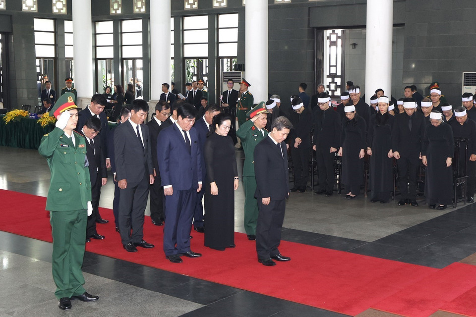 Đoàn Viện Kiểm sát Nhân dân Tối cao do đồng chí Lê Minh Trí, Ủy viên Trung ương Đảng, Viện trưởng Viện Kiểm sát Nhân dân Tối cao viếng Tổng Bí thư Nguyễn Phú Trọng. (Ảnh: TTXVN)