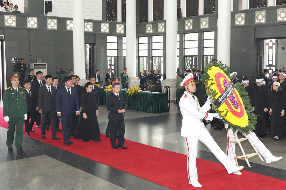 Đoàn Viện Kiểm sát Nhân dân Tối cao do đồng chí Lê Minh Trí, Ủy viên Trung ương Đảng, Viện trưởng Viện Kiểm sát Nhân dân Tối cao viếng Tổng Bí thư Nguyễn Phú Trọng. (Ảnh: TTXVN)