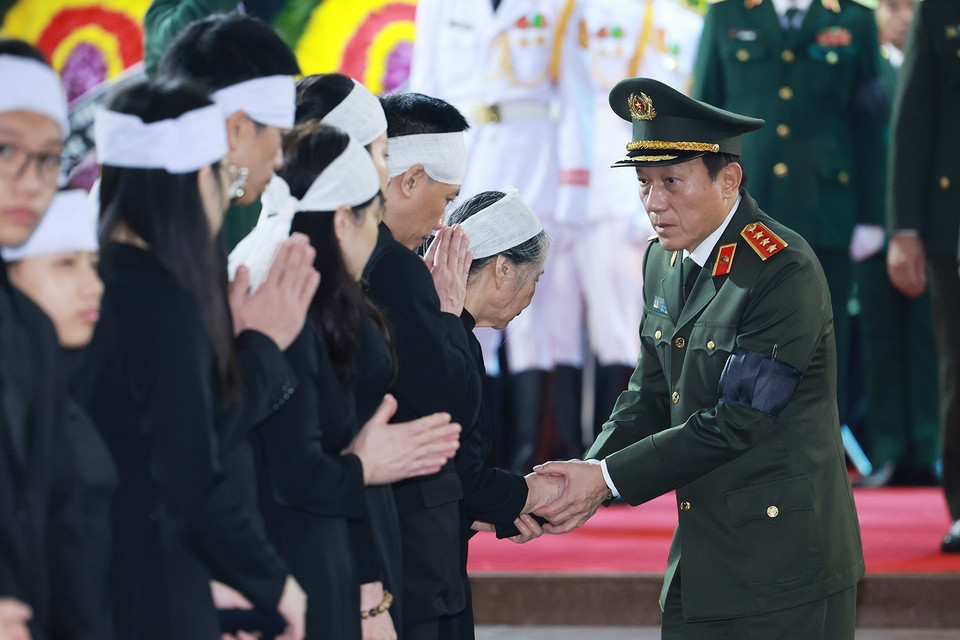 Thượng tướng Lương Tam Quang, Bộ trưởng Bộ Công an chia buồn với gia quyến Tổng Bí thư Nguyễn Phú Trọng. (Ảnh: TTXVN)