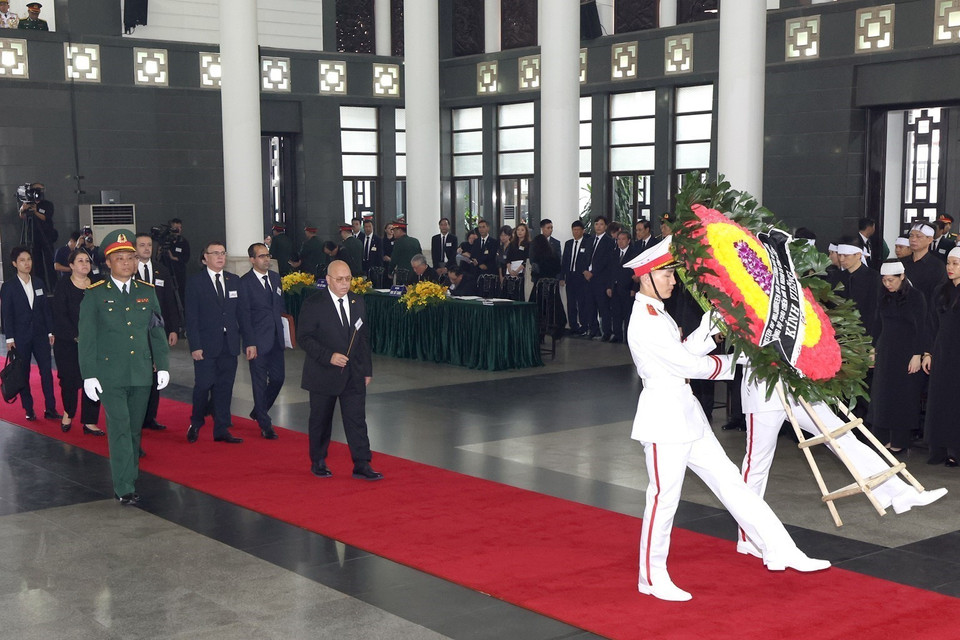 Đoàn Cộng hòa Algeria Dân chủ và Nhân dân do Bộ trưởng Bộ Cựu chiến binh và Người có công Laid Rebiga làm Trưởng đoàn, viếng Tổng Bí thư Nguyễn Phú Trọng. (Ảnh: TTXVN)