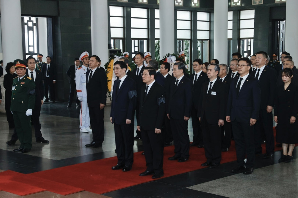 Đồng chí Vương Hộ Ninh, Ủy viên Thường vụ Bộ Chính trị Trung ương Đảng Cộng sản Trung Quốc, Chủ tịch Chính hiệp toàn quốc Trung Quốc, đại diện đặc biệt của Tổng Bí thư, Chủ tịch Trung Quốc Tập Cận Bình, dẫn đầu Đoàn đại biểu Đảng Cộng sản Trung Quốc viếng Tổng Bí thư Nguyễn Phú Trọng. (Ảnh: TTXVN)