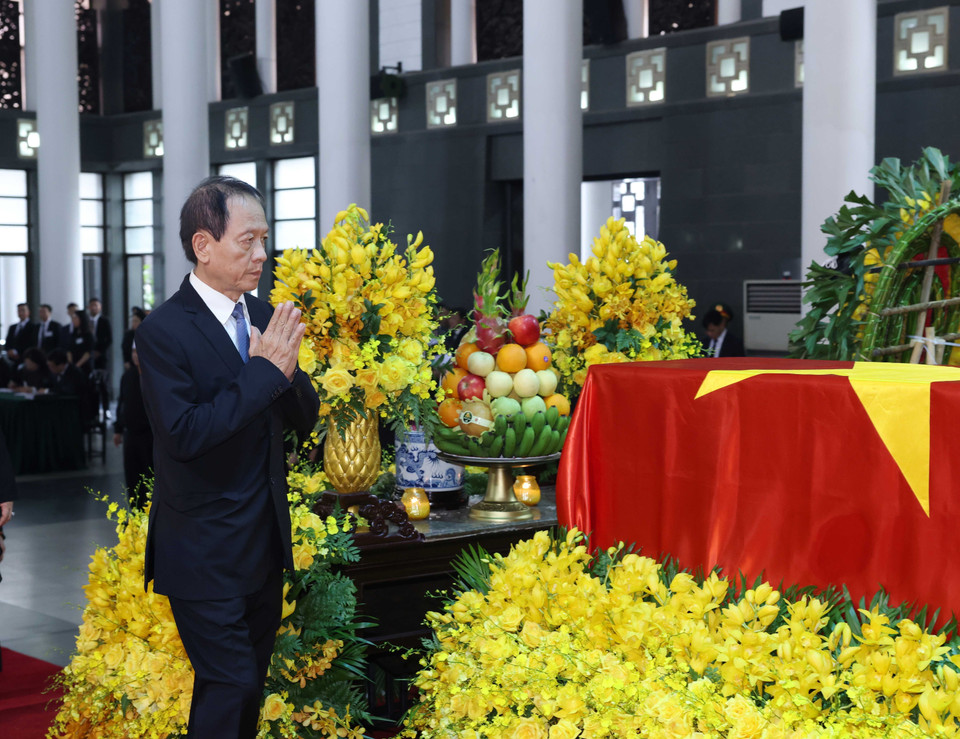 Gia đình Đại tướng Võ Nguyên Giáp kính viếng Tổng Bí thư Nguyễn Phú Trọng. (Ảnh: TTXVN)