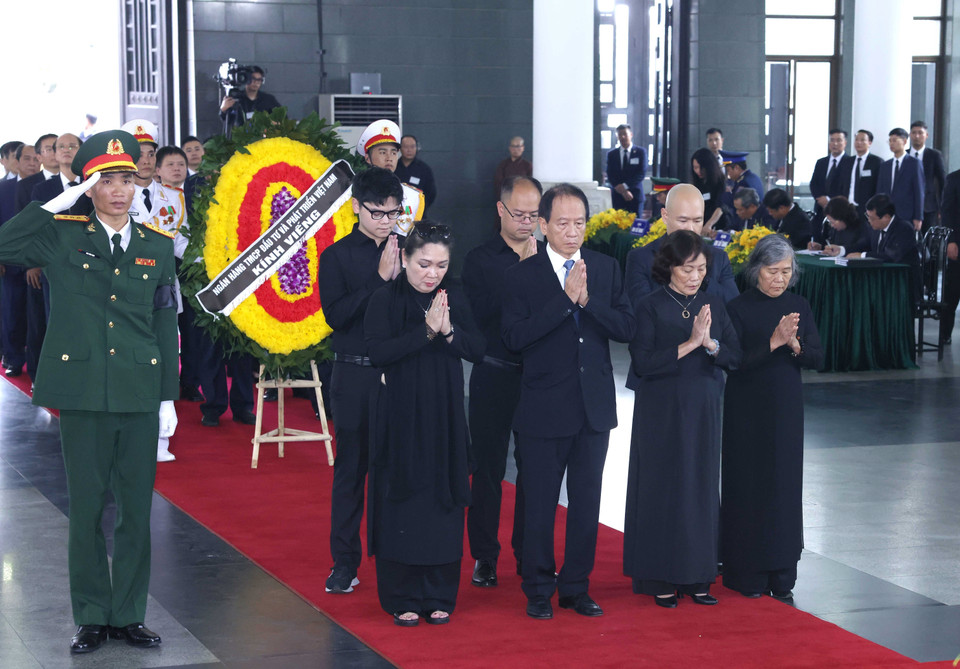 Gia đình Đại tướng Võ Nguyên Giáp kính viếng Tổng Bí thư Nguyễn Phú Trọng. (Ảnh: TTXVN)