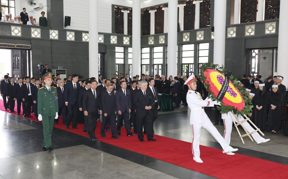 Đoàn Tòa án Nhân dân Tối cao do đồng chí Nguyễn Hòa Bình, Ủy viên Bộ Chính trị, Bí thư Trung ương Đảng, Chánh án Tòa án Nhân dân tối cao làm Trưởng đoàn, viếng Tổng Bí thư Nguyễn Phú Trọng. (Ảnh: TTXVN)