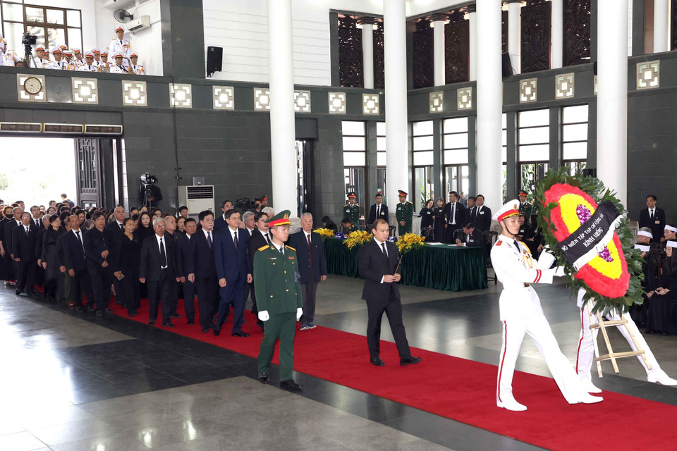 Đoàn Tạp chí Cộng sản do đồng chí Lê Hải Bình, Ủy viên dự khuyết Trung ương Đảng, Tổng Biên tập làm Trưởng đoàn, kính viếng Tổng Bí thư Nguyễn Phú Trọng. (Ảnh: TTXVN)