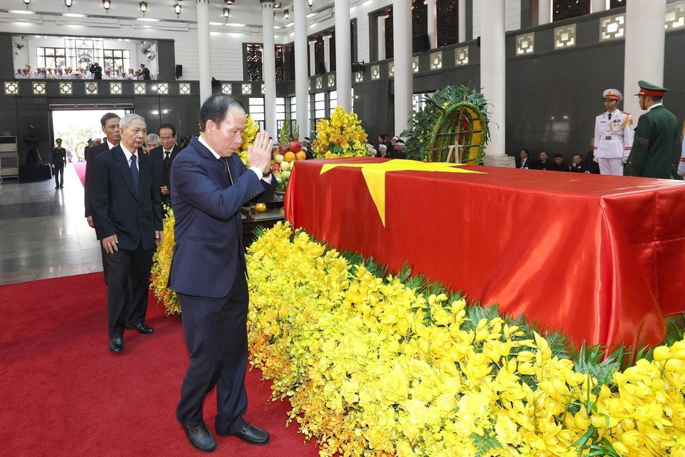 Đoàn thành phố Hải Phòng do đồng chí Lê Tiến Châu, Ủy viên Trung ương Đảng, Bí thư Thành ủy viếng Tổng Bí thư Nguyễn Phú Trọng. (Ảnh: TTXVN)