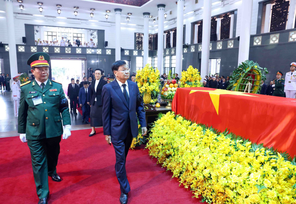 Tổng Bí thư, Chủ tịch nước Lào Thongloun Sisoulith và Phu nhân cùng Đoàn đại biểu cấp cao Đảng, Nhà nước Lào viếng Tổng Bí thư Nguyễn Phú Trọng. (Ảnh: TTXVN)