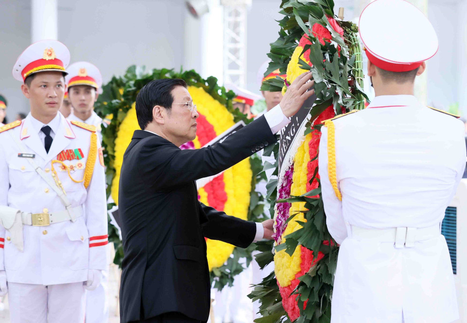 Đoàn Ban Nội chính Trung ương do đồng chí Phan Đình Trạc Ủy viên Bộ Chính trị, Bí thư Trung ương Đảng, Trưởng Ban Nội chính Trung ương làm Trưởng đoàn, kính viếng Tổng Bí thư Nguyễn Phú Trọng. (Ảnh: TTXVN)