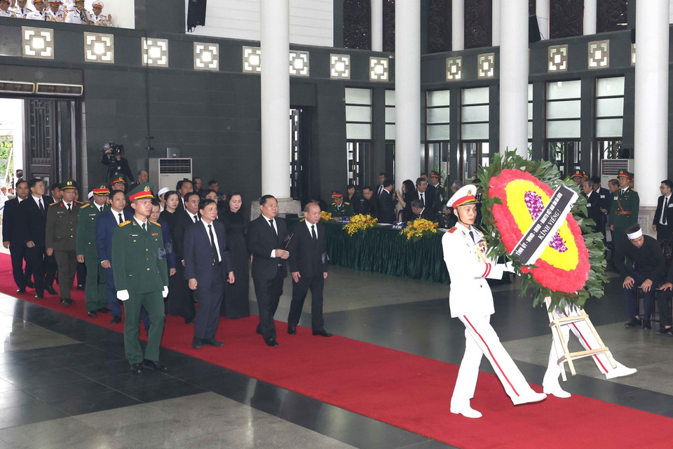 Đoàn tỉnh Hòa Bình viếng Tổng Bí thư Nguyễn Phú Trọng. (Ảnh: TTXVN)