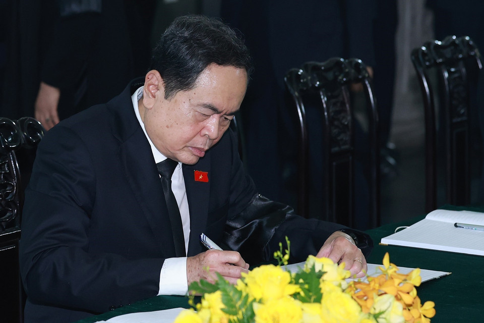 Chủ tịch Quốc hội Trần Thanh Mẫn ghi sổ tang. (Ảnh: TTXVN)
