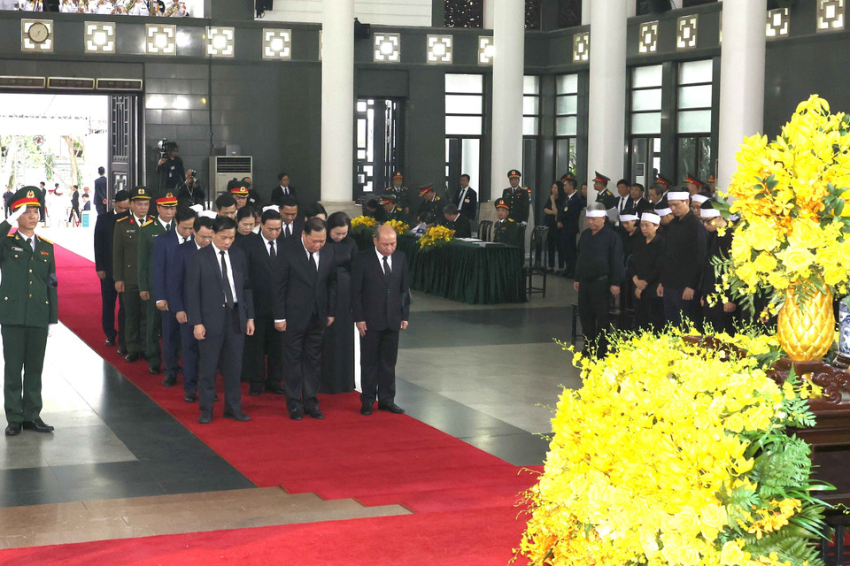 Đoàn tỉnh Hòa Bình viếng Tổng Bí thư Nguyễn Phú Trọng. (Ảnh: TTXVN)