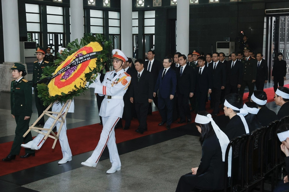 Đoàn tỉnh Tuyên Quang viếng Tổng Bí thư Nguyễn Phú Trọng. (Ảnh: TTXVN)