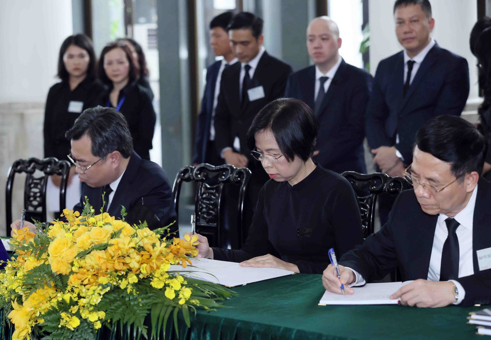 Đoàn Thông tấn xã Việt Nam do đồng chí Vũ Việt Trang, Bí thư Đảng ủy, Tổng Giám đốc làm Trưởng đoàn, kính viếng và chia buồn với gia quyến Tổng Bí thư Nguyễn Phú Trọng và ghi sổ tang. (Ảnh: TTXVN)