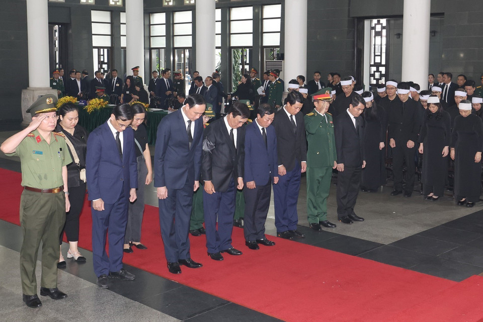 Đoàn đại biểu tỉnh Phú Thọ viếng Tổng Bí thư Nguyễn Phú Trọng. (Ảnh: TTXVN)