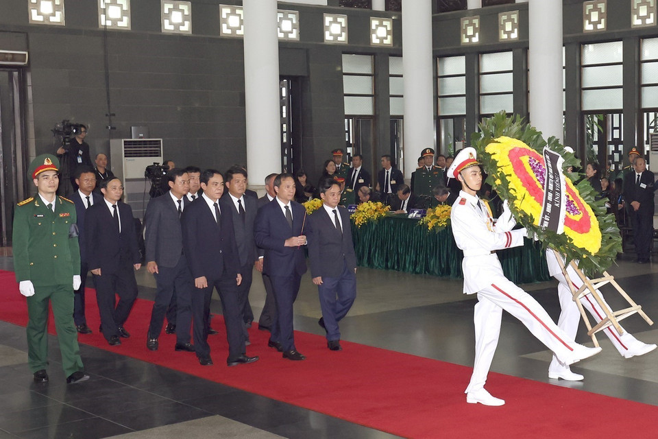 Đoàn đại biểu tỉnh Hà Tĩnh viếng Tổng Bí thư Nguyễn Phú Trọng. (Ảnh: TTXVN)