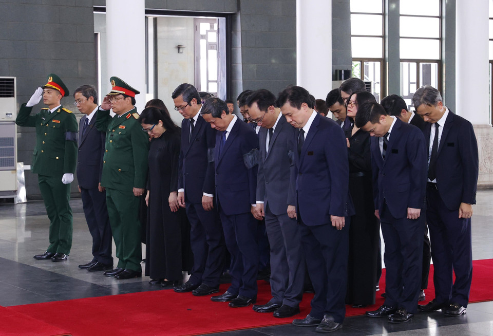 Đoàn Bộ Giáo dục và Đào tạo viếng Tổng Bí thư Nguyễn Phú Trọng. (Ảnh: TTXVN)