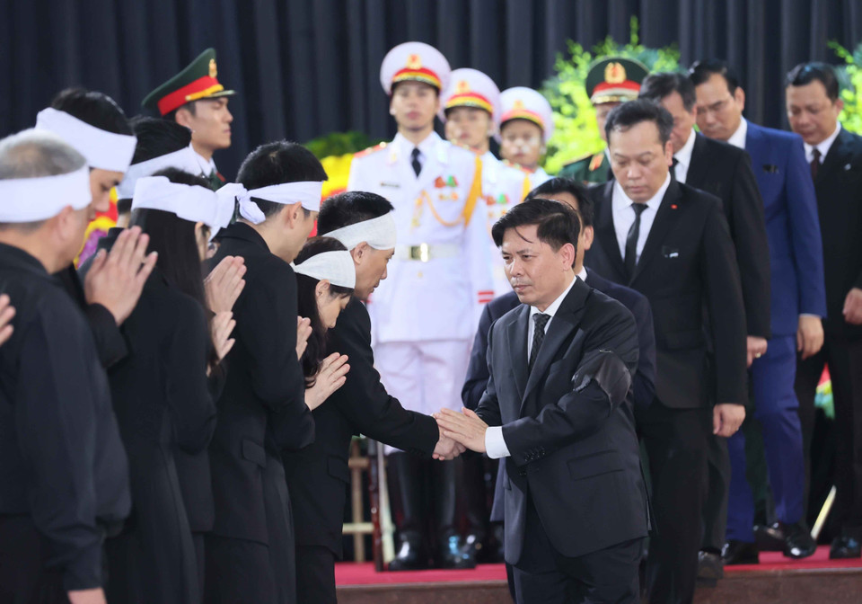 Đoàn Đảng ủy Khối các cơ quan Trung ương do đồng chí Nguyễn Văn Thể, Ủy viên Trung ương Đảng, Bí thư Đảng ủy Khối các cơ quan Trung ương viếng Tổng Bí thư Nguyễn Phú Trọng. (Ảnh: TTXVN)