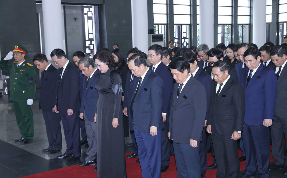 Đoàn Ngân hàng Nhà nước Việt Nam viếng Tổng Bí thư Nguyễn Phú Trọng. (Ảnh: TTXVN)